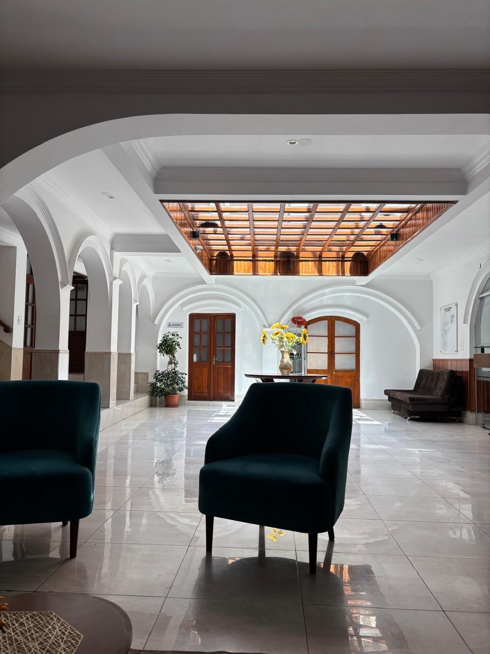 Recepção e hall de entrada do hotel. 