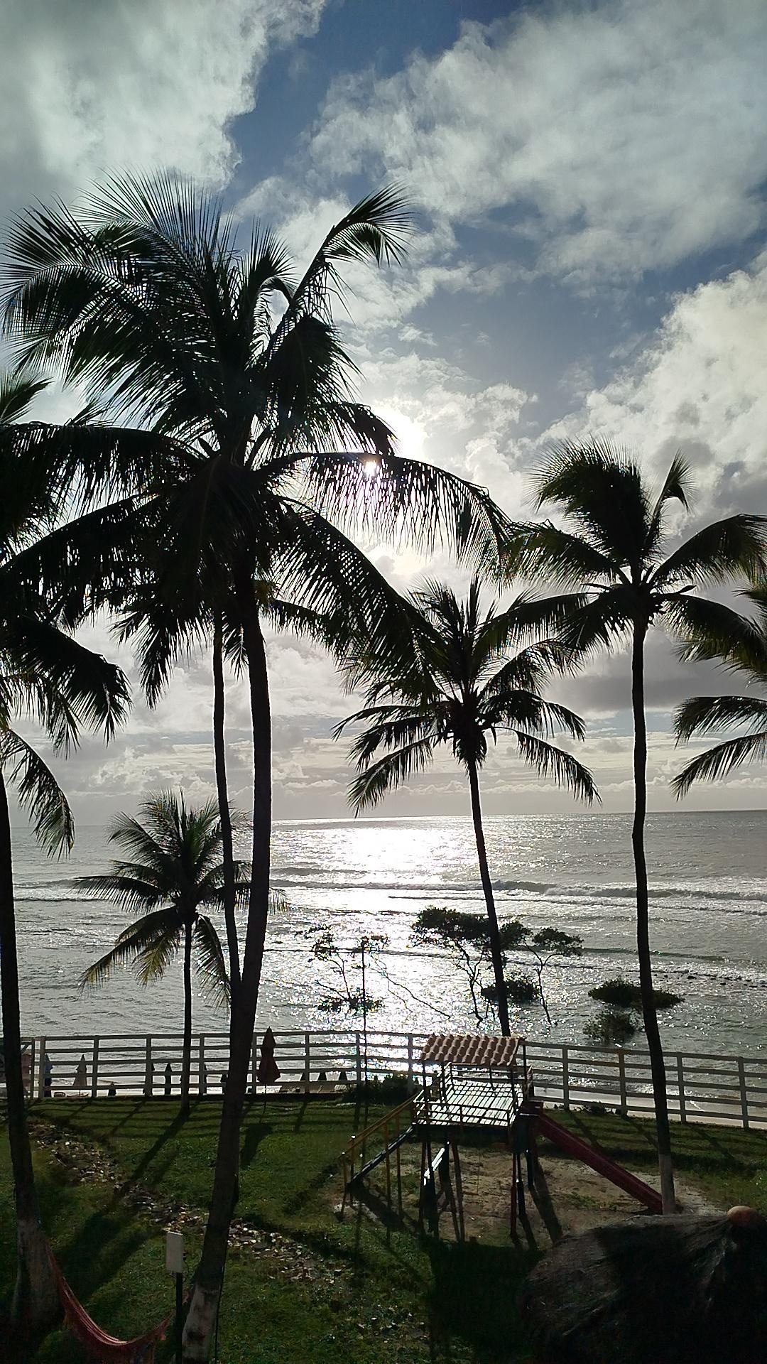 Acordar e ver o mar brilhando pelo reflexo do sol, não tem preço! 
