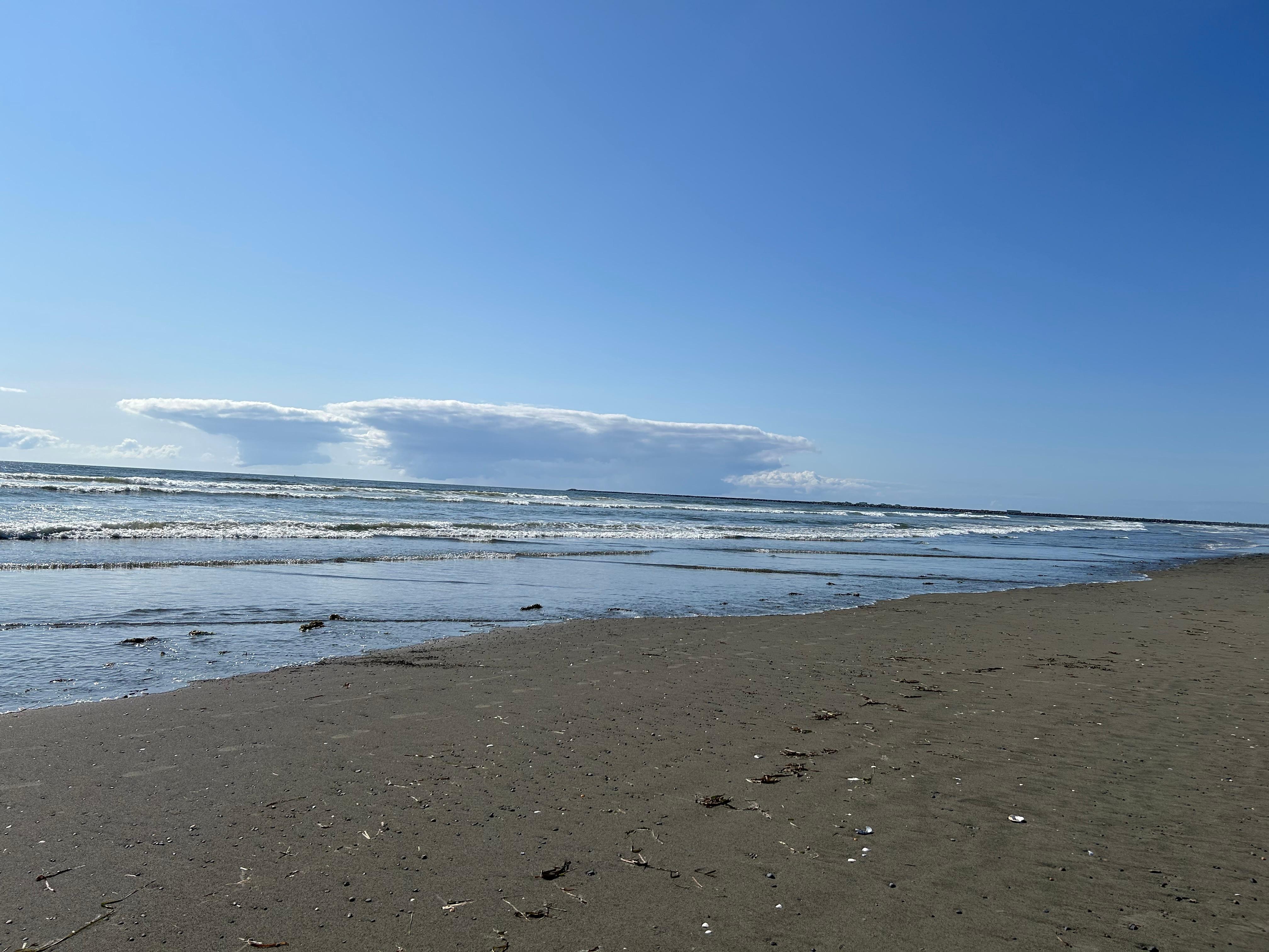 The sound of the ocean waves crashing  in was soothing. 