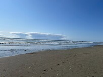 The sound of the ocean waves crashing in was soothing.