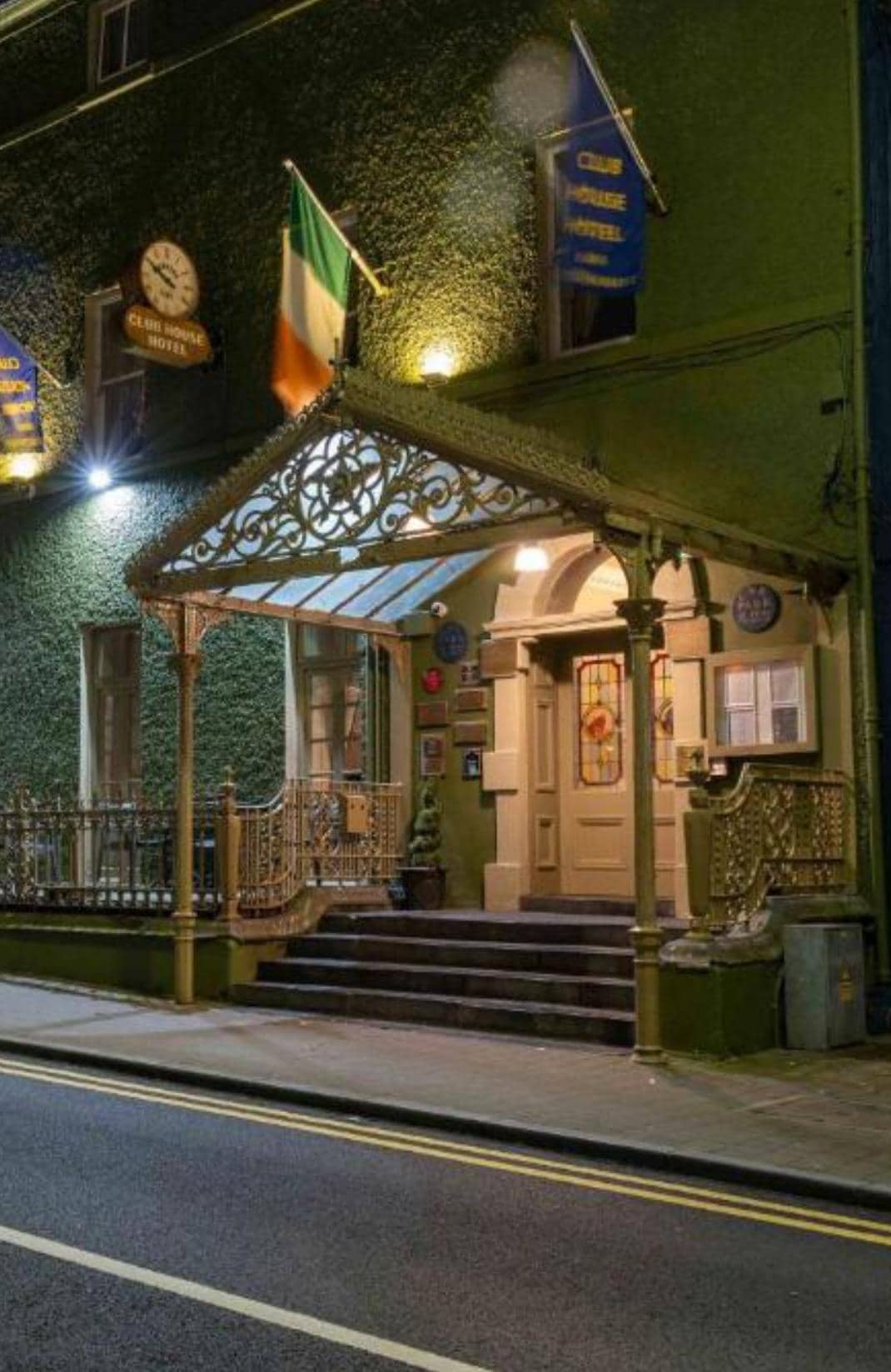 El hotel céntrico. Nosotros nos movilizamos en autobús desde Dublín. Y la parada queda a cinco minutos . Y allí. Mismo se aborda para el regreso al aeropuerto. Excelente ubicación. Y muy acogedor. 