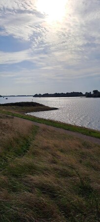 Uitzicht over Veerse Meer op loopafstand van het huisje.