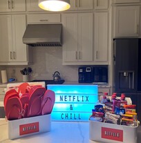 Beautiful open modern kitchen. We were able to relax and watch movies after arriving very late Friday evening. Saturday - we attended Breezy Bowl. Felt like home.