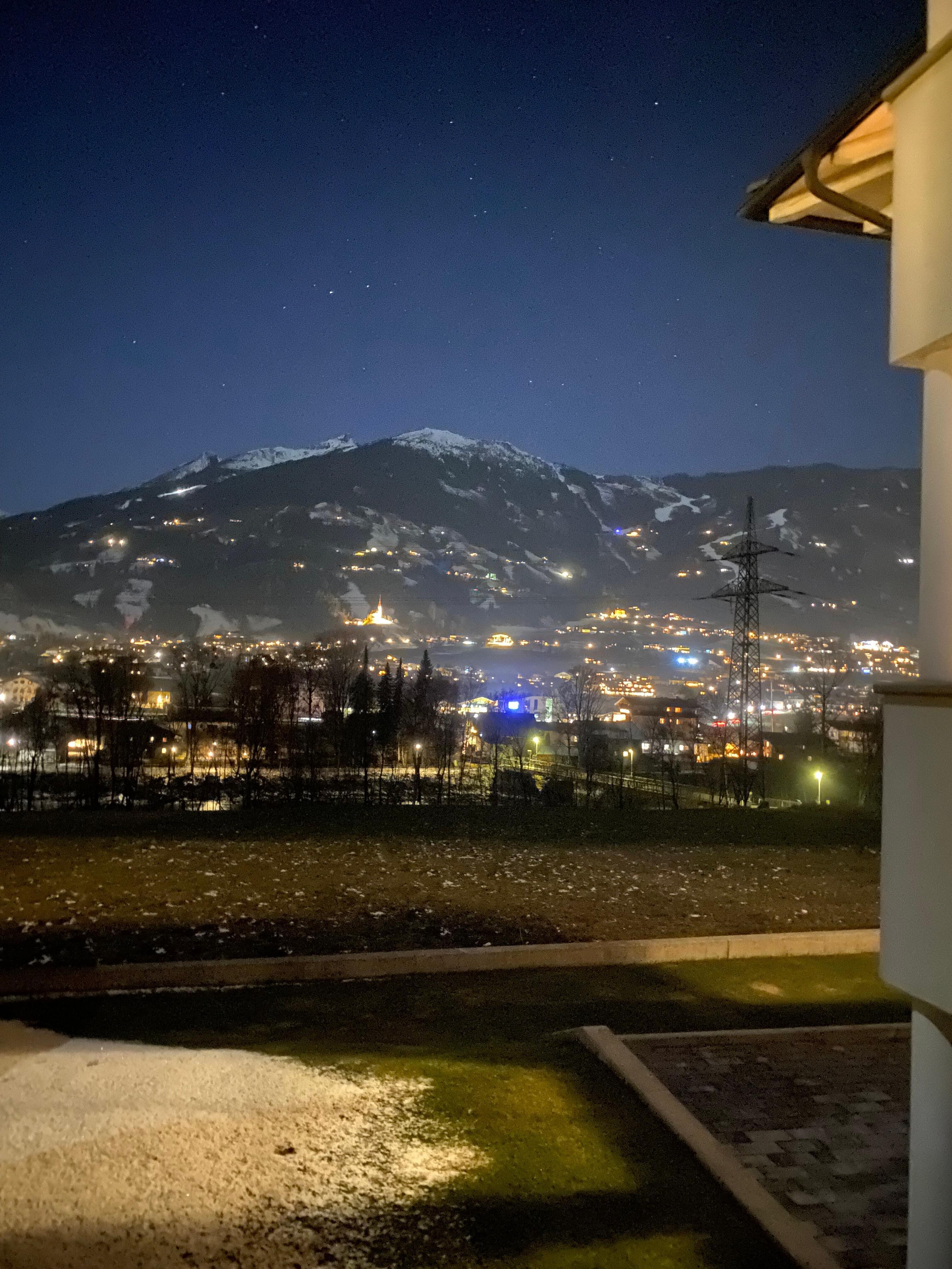 Hervorragender Ausblick bei Nacht