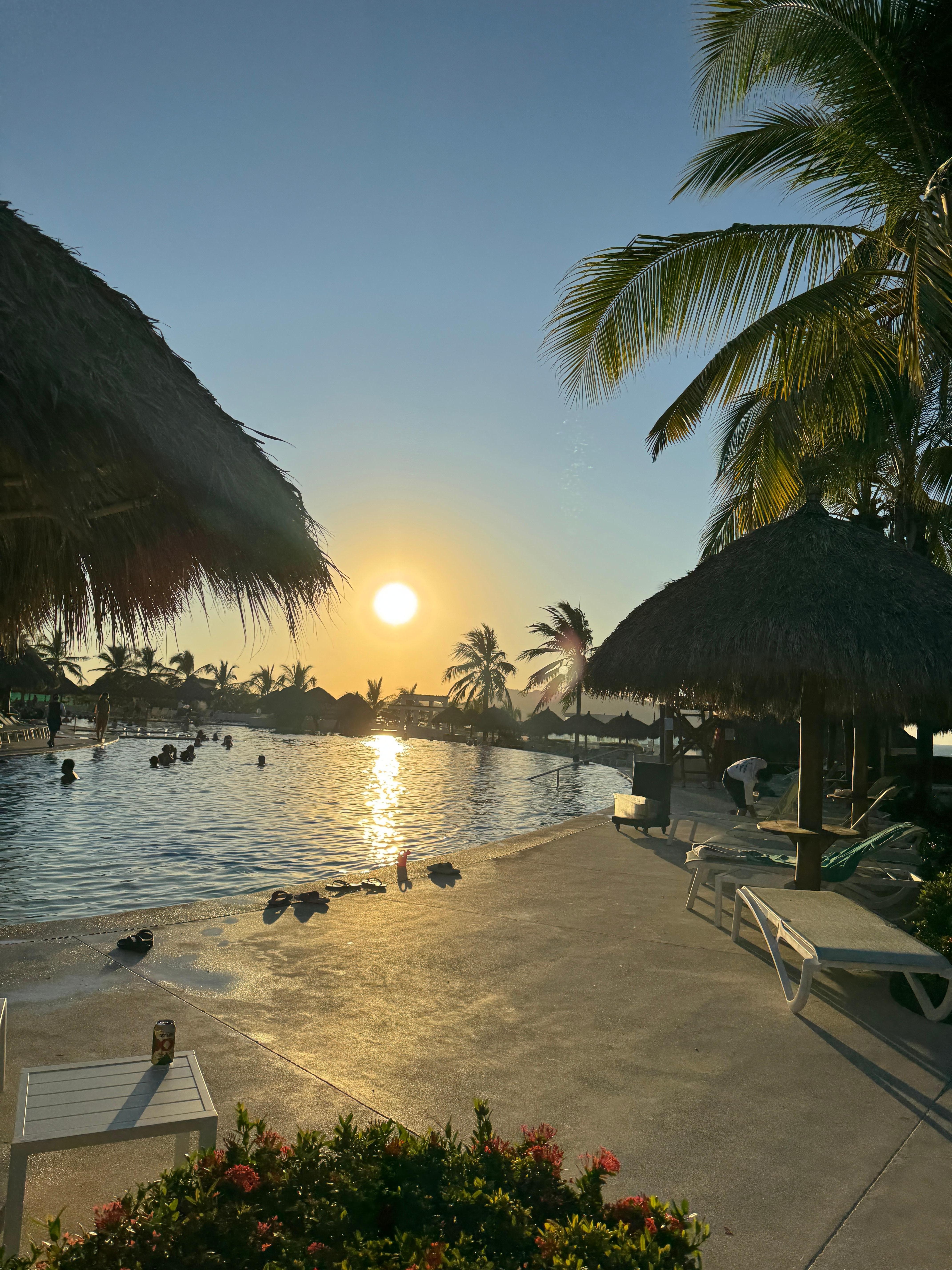 Nos gustó la atención de Gaby en la alberca y padrísimo la cercanía de la de niños y la alberca y buffet muy bonito el club y actividades para niños y las chicas excelente que atendían en las actividades. 