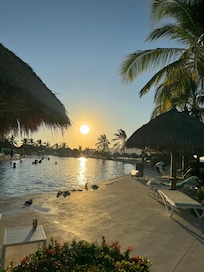 Nos gustó la atención de Gaby en la alberca y padrísimo la cercanía de la de niños y la alberca y buffet muy bonito el club y actividades para niños y las chicas excelente que atendían en las actividades.