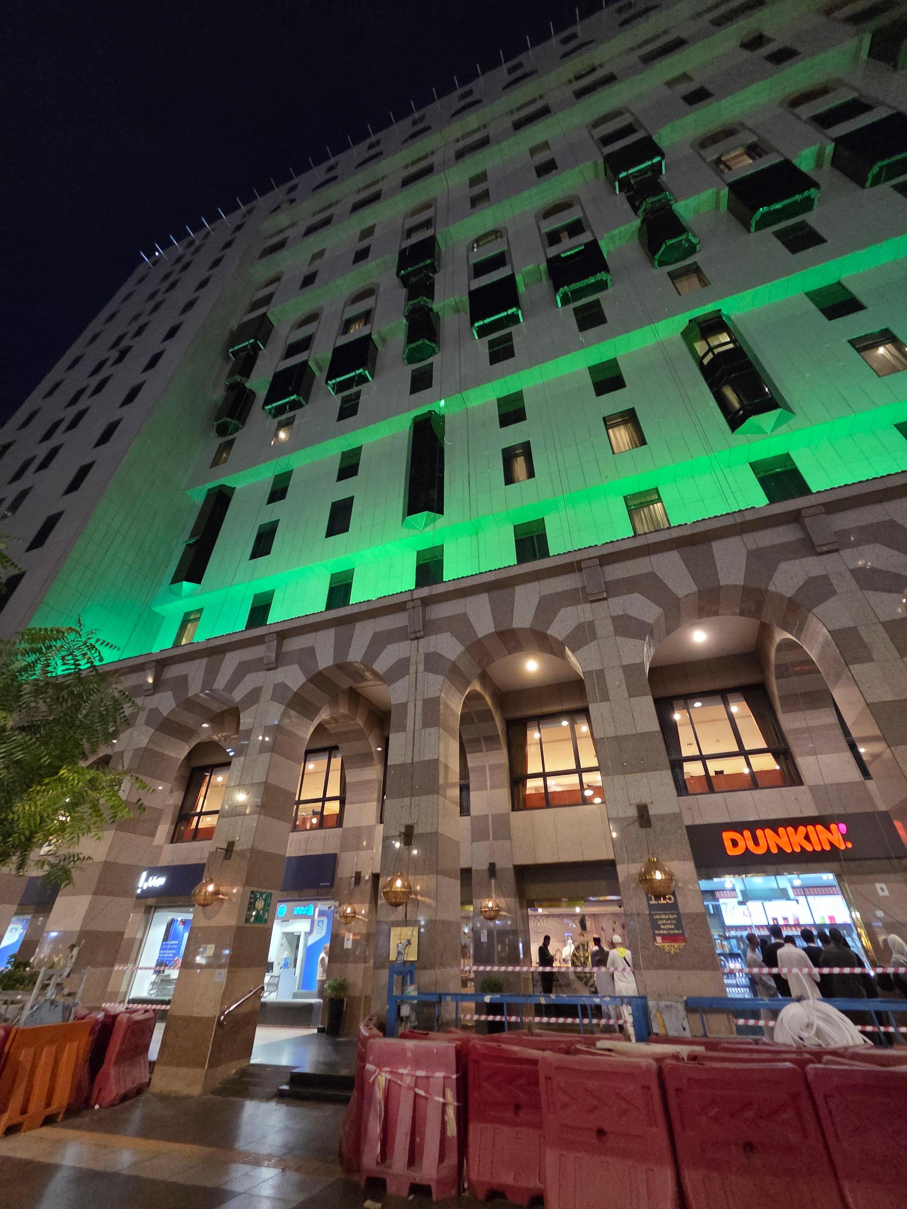 Very large hotel but has tiny rooms and underwelming lobby