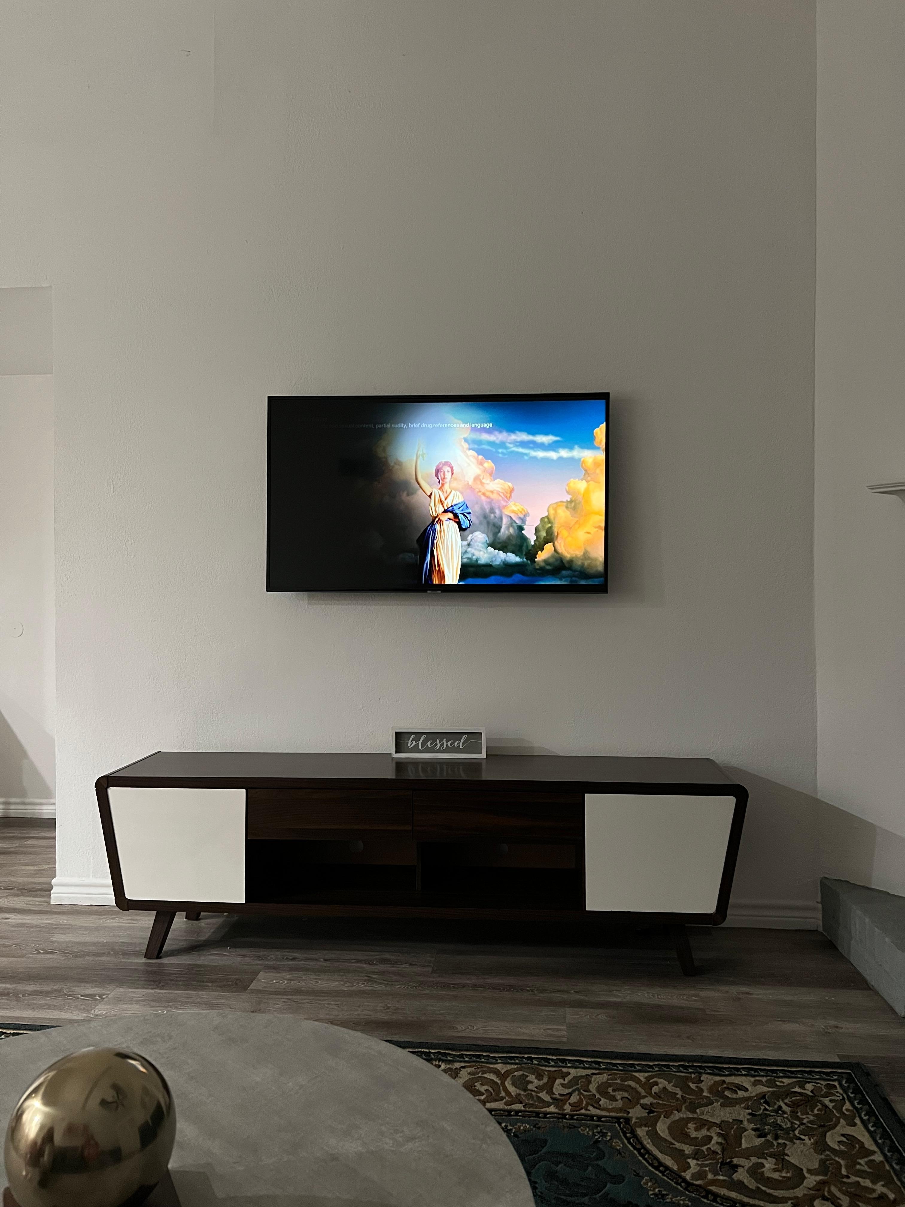 Broken TV that has been complained about in previous reviews