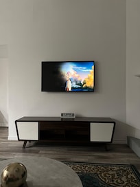 Broken TV that has been complained about in previous reviews