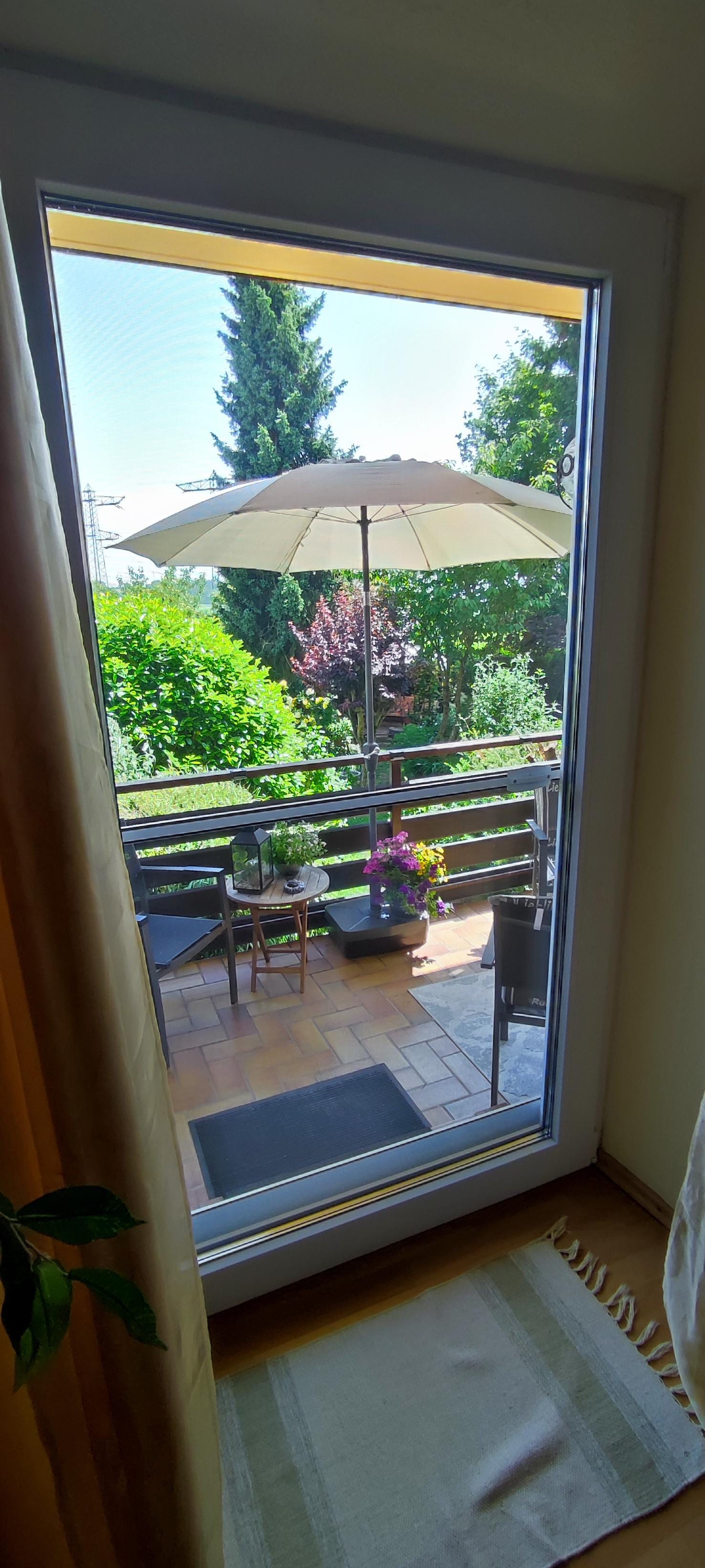 Kleiner Balkon mit Blick in den Garten 