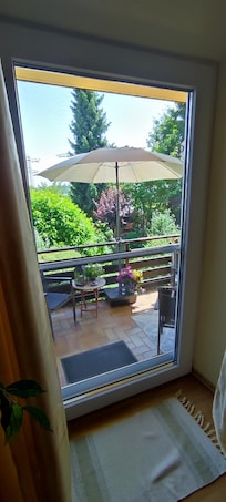 Kleiner Balkon mit Blick in den Garten