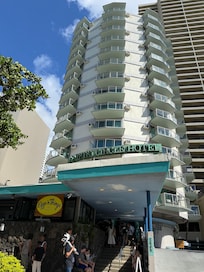 1階に有名店あり、宿泊者は割引あり!