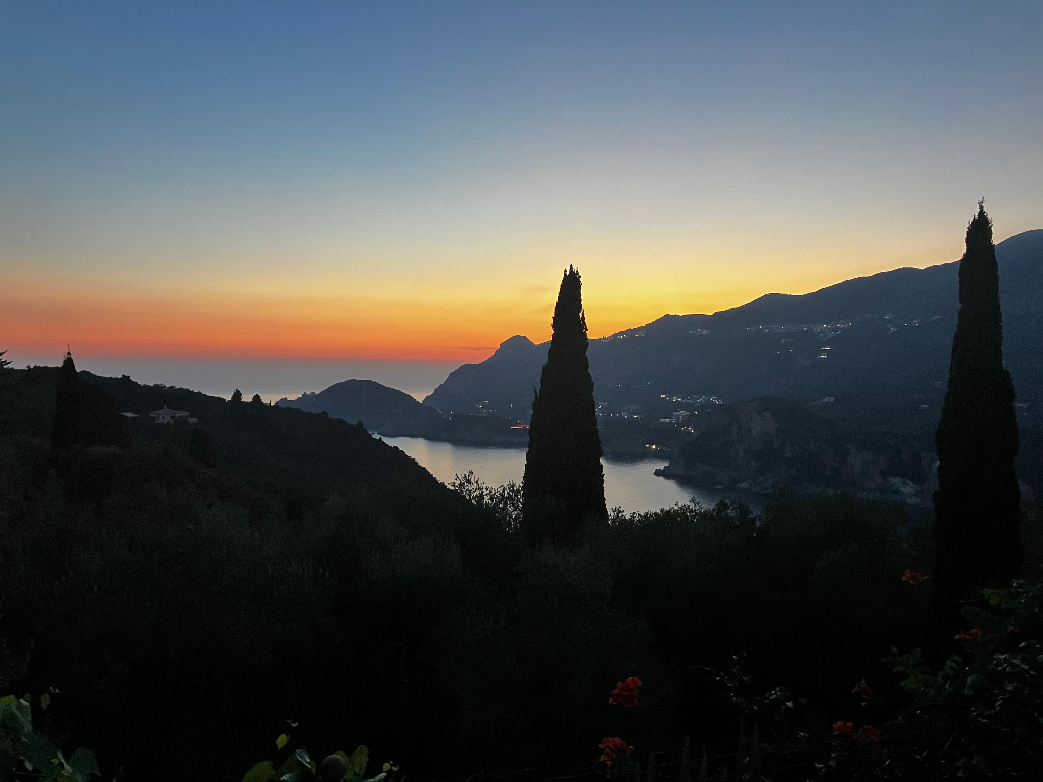 Blick von der Terrasse bei Sinnenuntergang