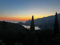 Blick von der Terrasse bei Sinnenuntergang
