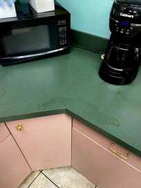 Repisas sucioas, cafetera sucia