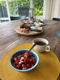 Frukost inne men ÀndÄ ute.