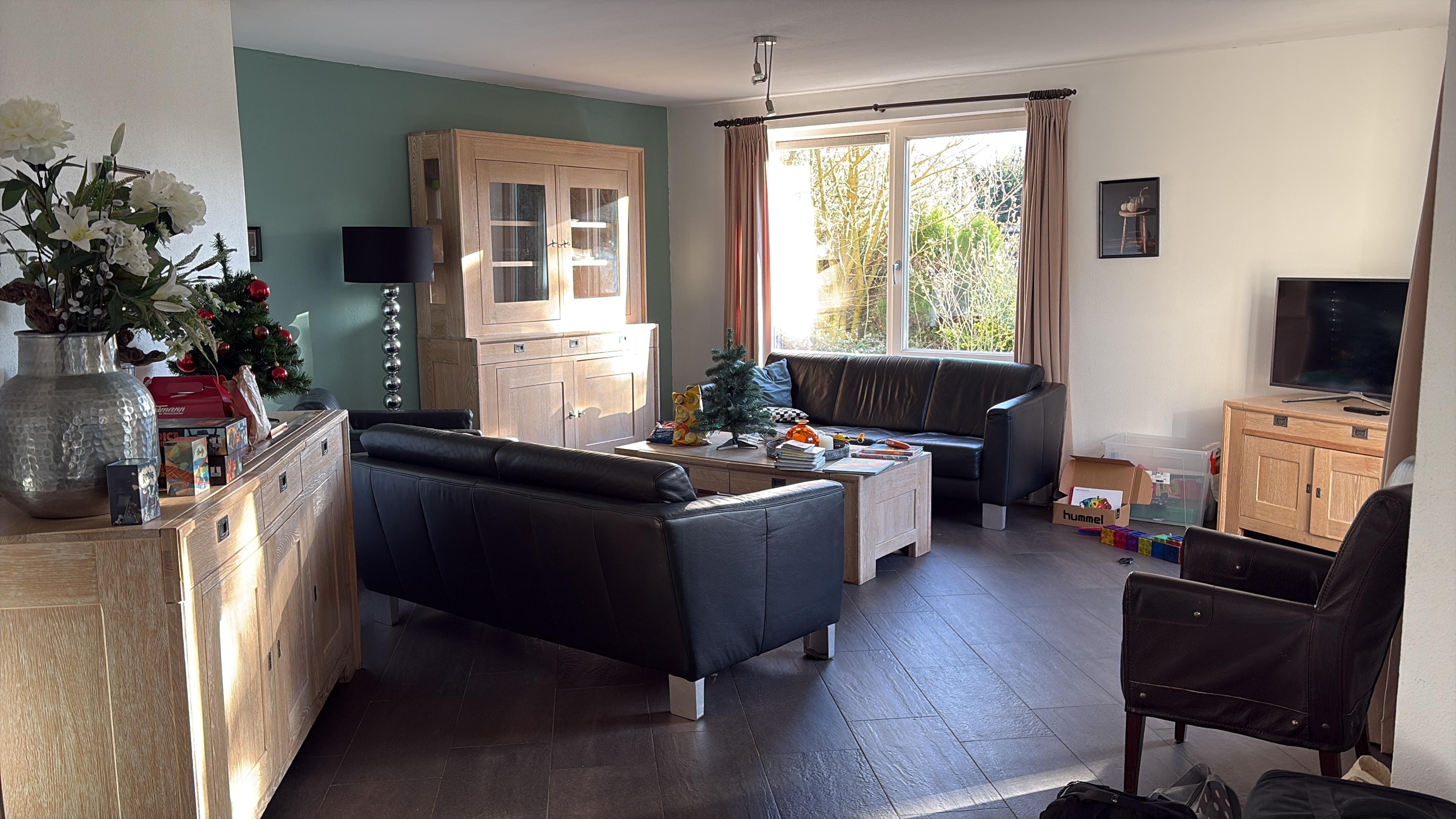 Blick ins offene Wohnzimmer