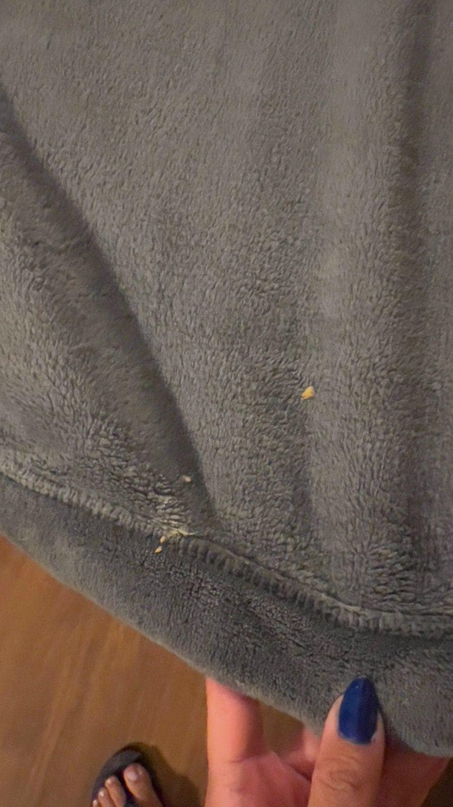 Coberta 1. Sujeira incrustada na coberta.