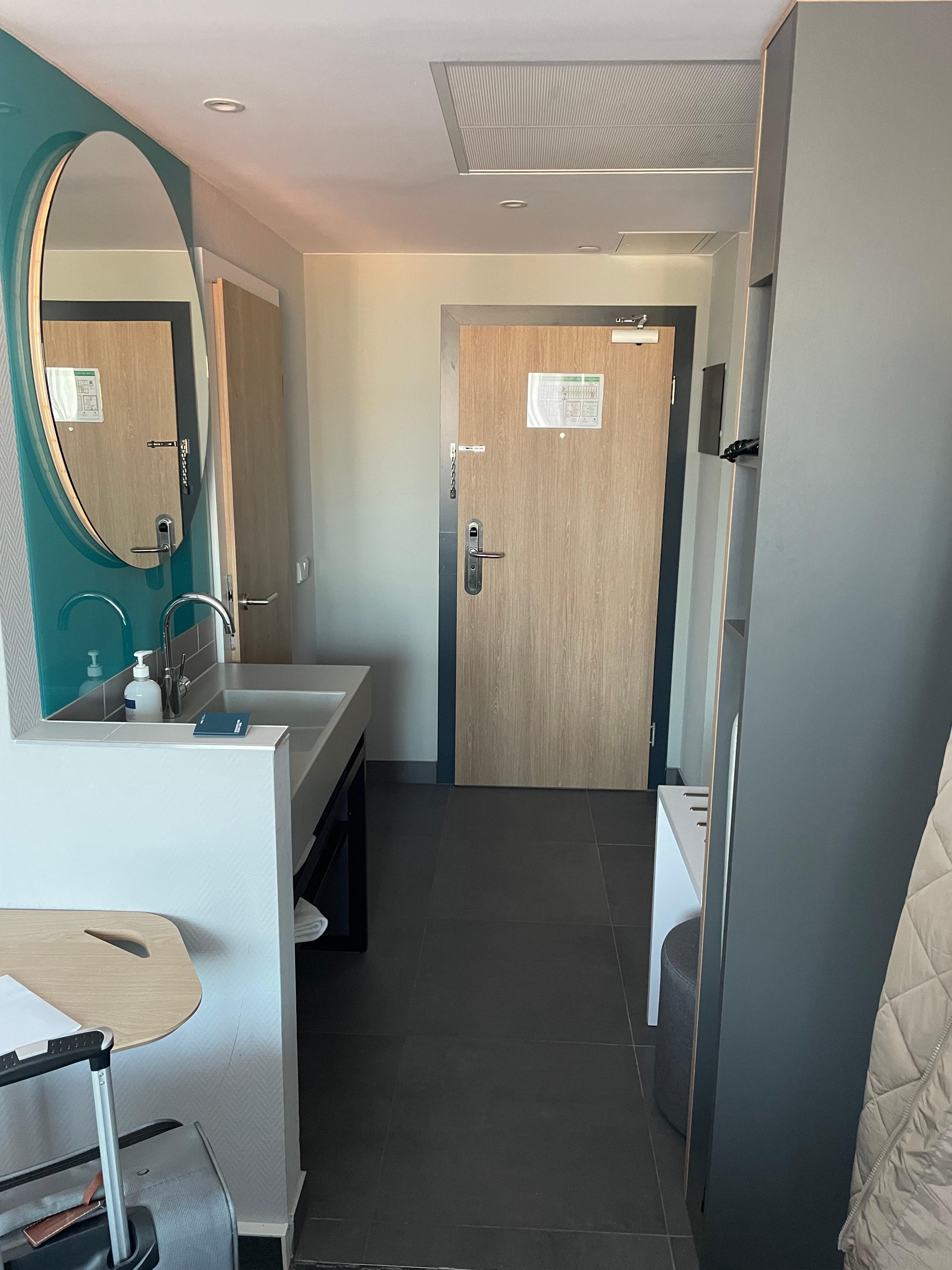 Zimmer mit Waschtisch im Flur