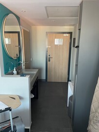 Zimmer mit Waschtisch im Flur