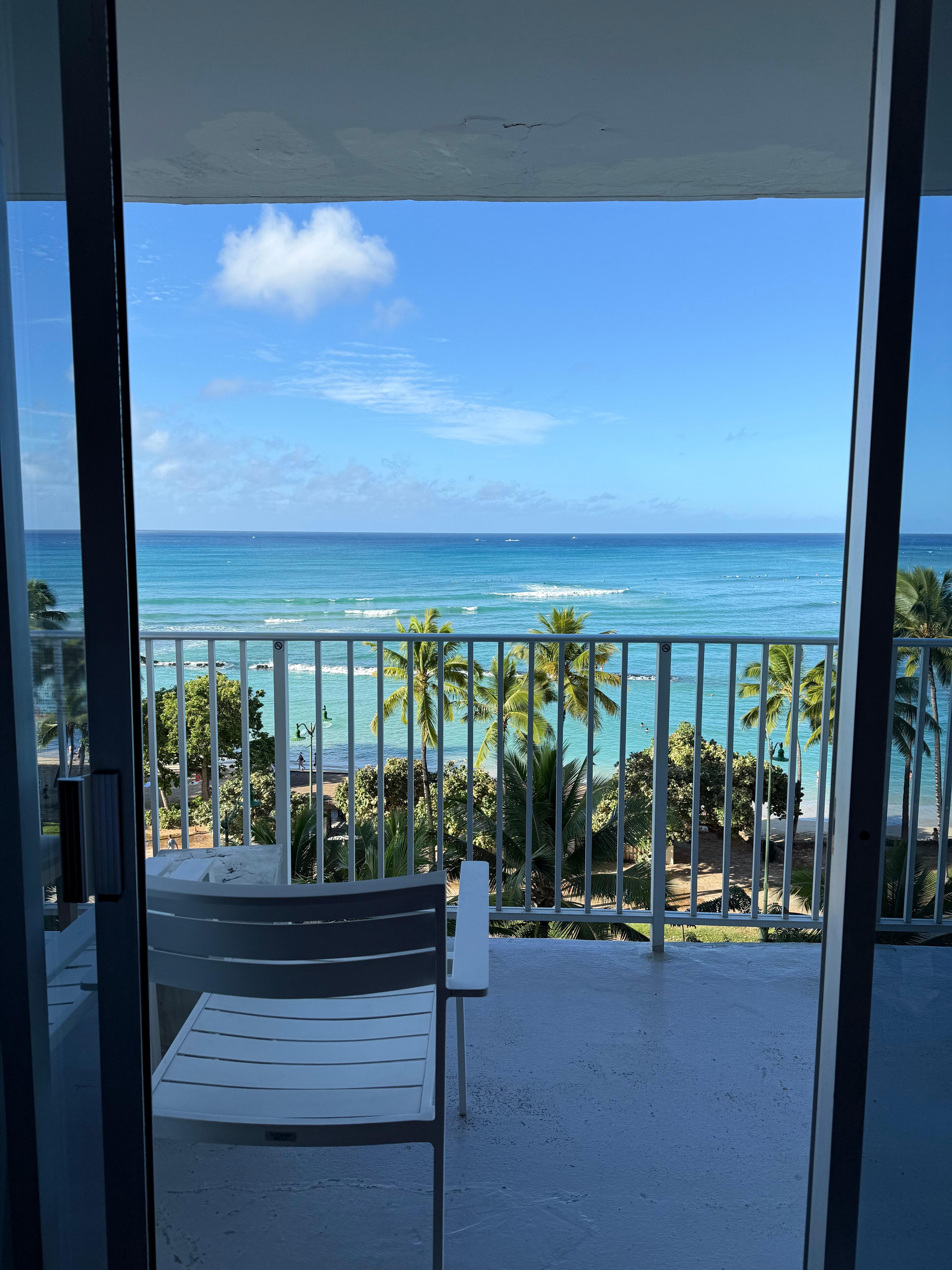 テラスからの眺めが美しすぎました。フロントオーシャンのお部屋にして本当に良かったです。少しでも多くここを眺めていたくて、朝ご飯
やお昼ご飯はテイ
クアウトをしてテラスでいただきました。また、ビーチへのアクセスもよく便利でした。またの機会があれば、こちらを利用したいと思います。