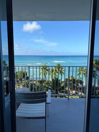 テラスからの眺めが美しすぎました。フロントオーシャンのお部屋にして本当に良かったです。少しでも多くここを眺めていたくて、朝ご飯
やお昼ご飯はテイ
クアウトをしてテラスでいただきました。また、ビーチへのアクセスもよく便利でした。またの機会があれば、こちらを利用したいと思います。