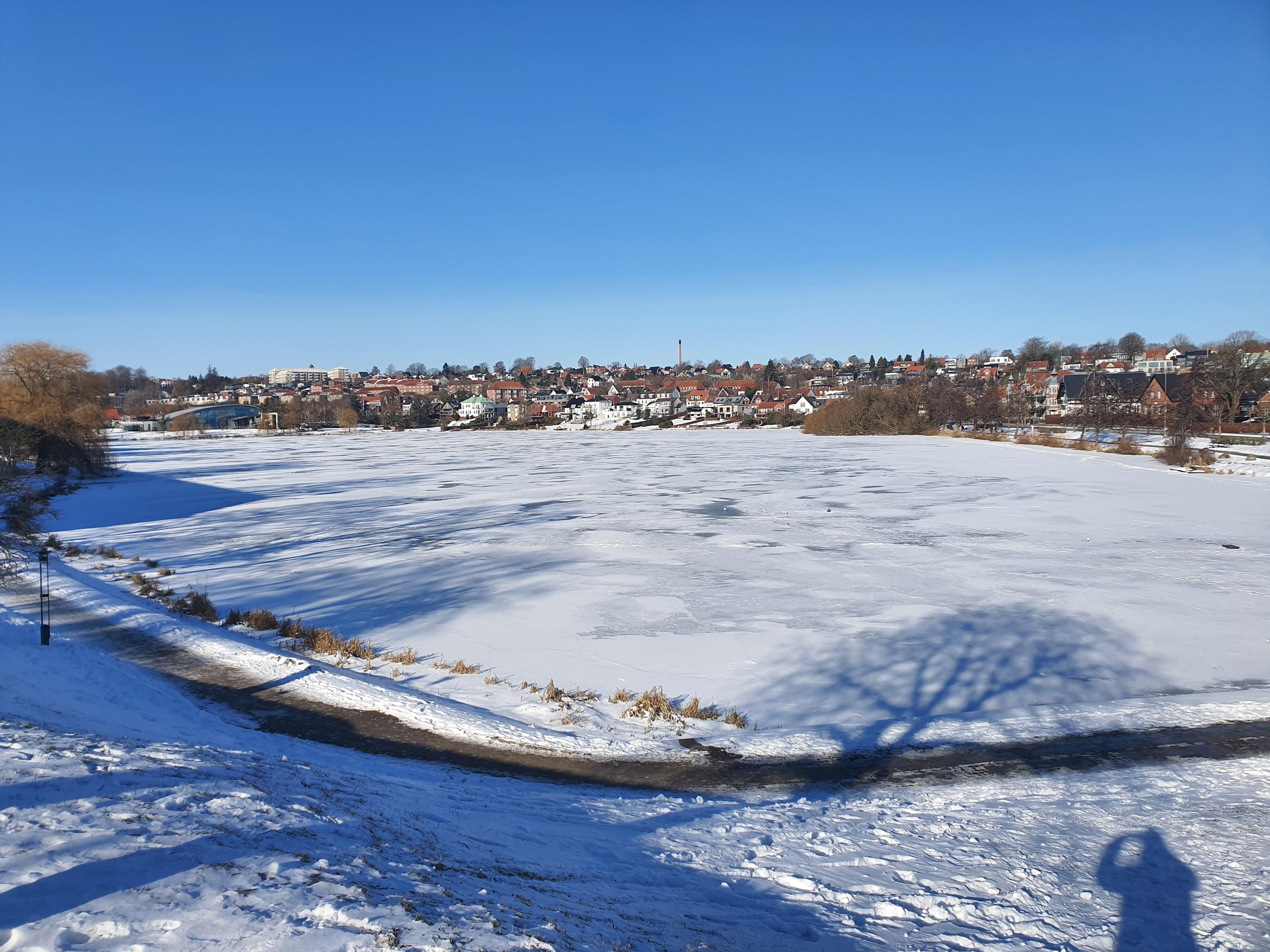 Juste derrière le Saxildhus, le lac gelé 