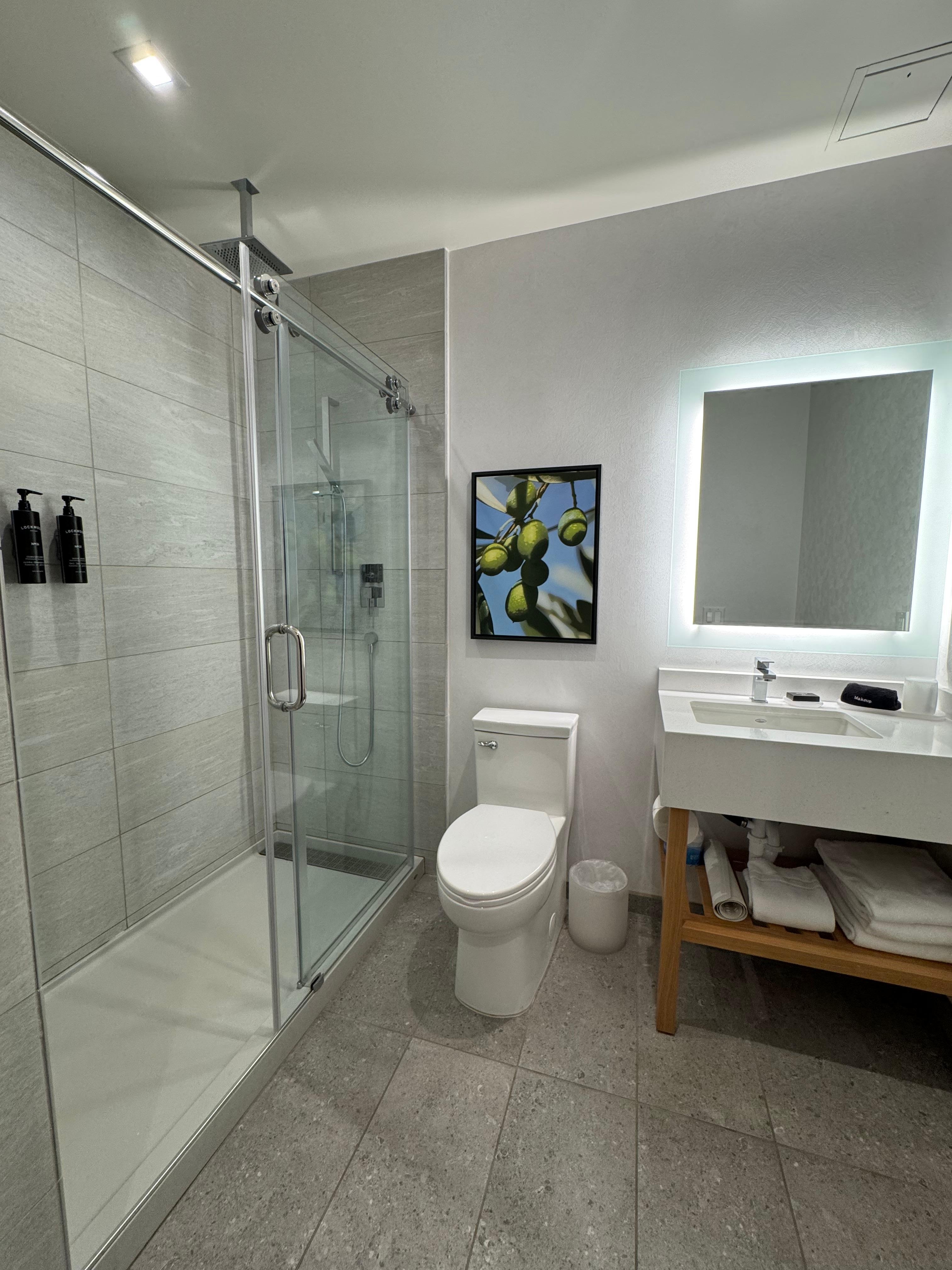 Badezimmer mit Duschgel, Shampoo, Conditioner