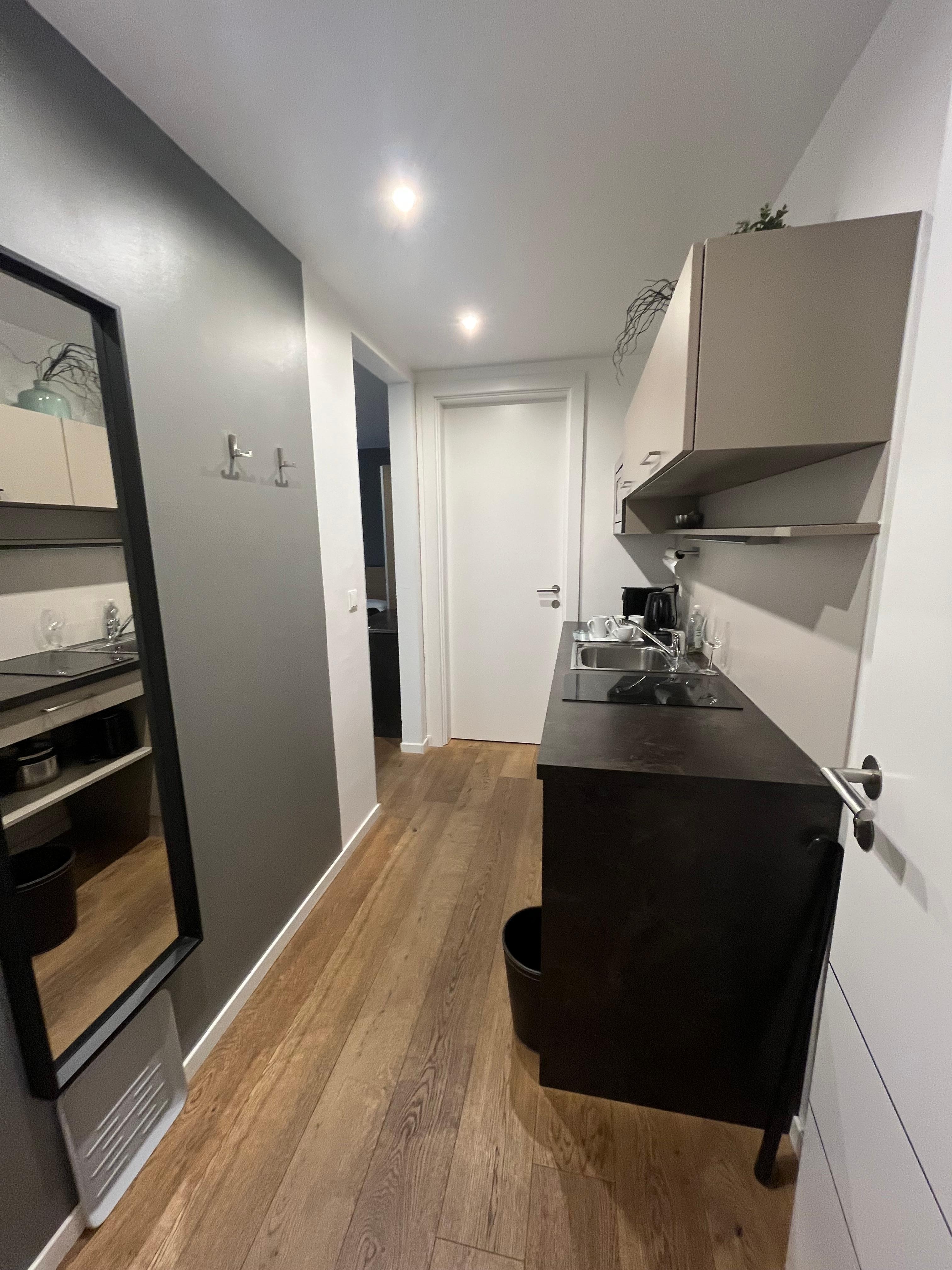 Entry area with a kitchenette.  Has an electric kettle, coffee machine etc. Nice! 