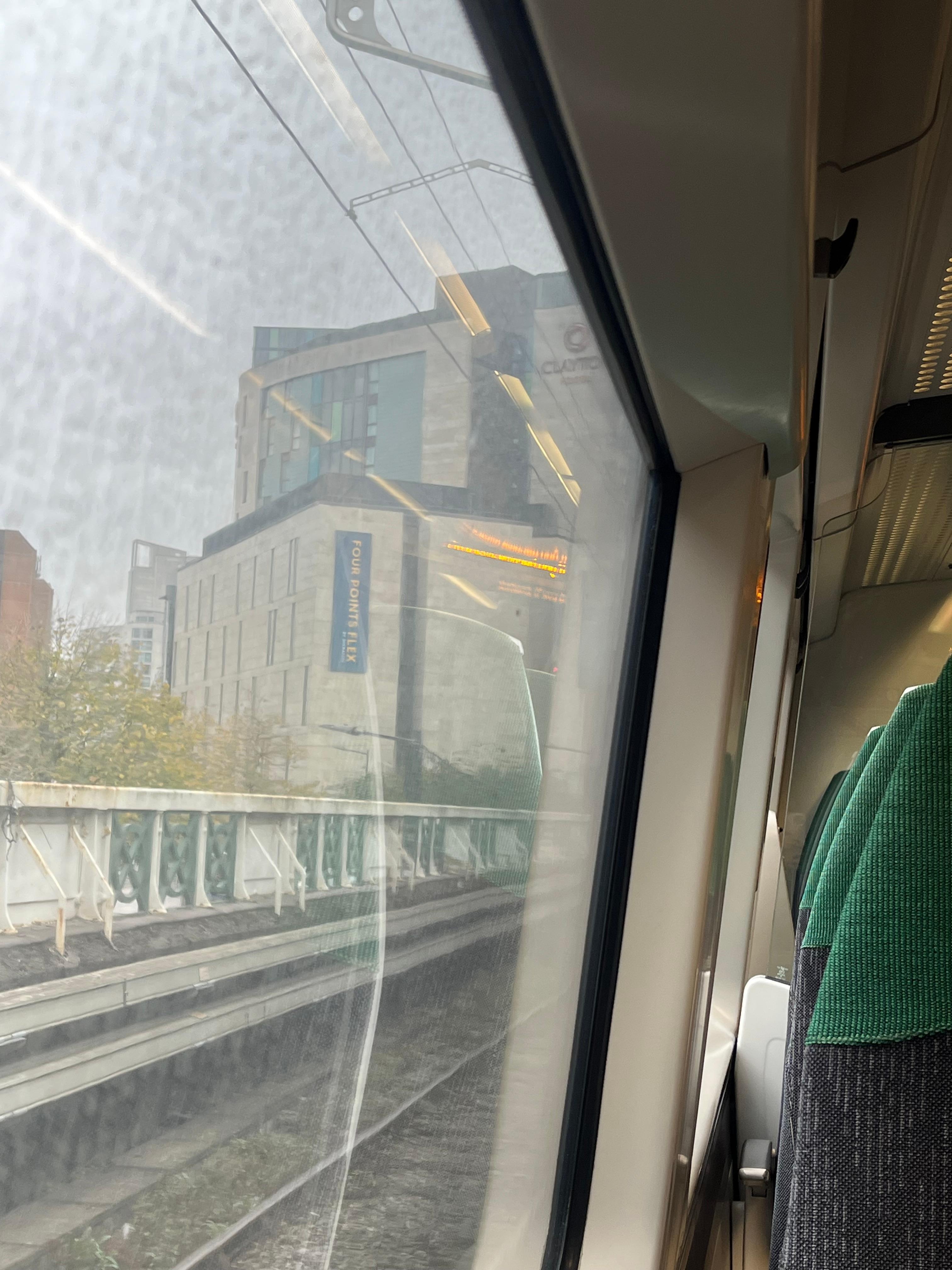 Colado com a estação de trem e em frente da está de ônibus 