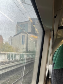 Colado com a estação de trem e em frente da está de ônibus