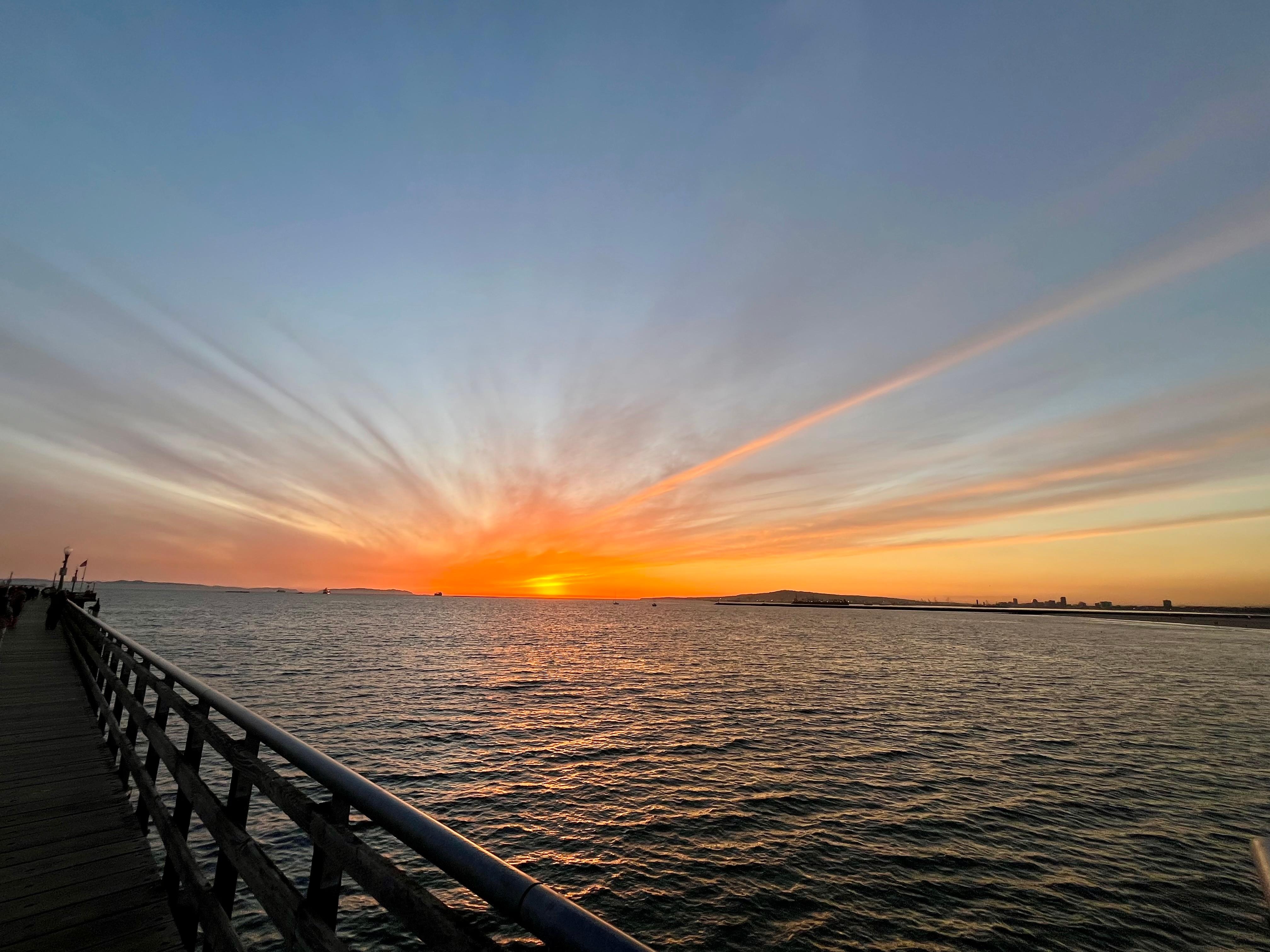Beautiful sunsets a couple minute walk  - 4 blocks to the pier.
