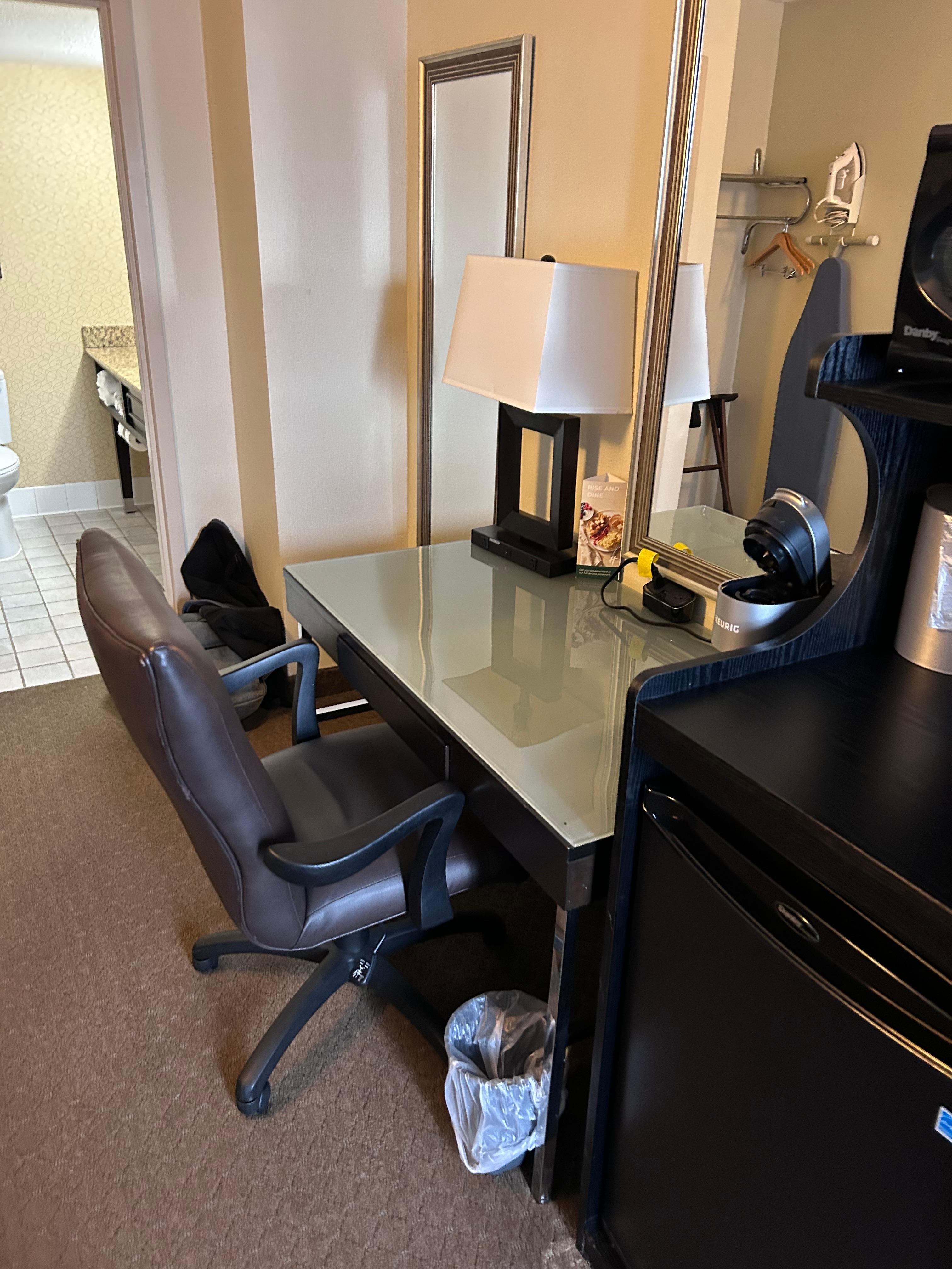 Great desk area with multiple plugs, USP ports
