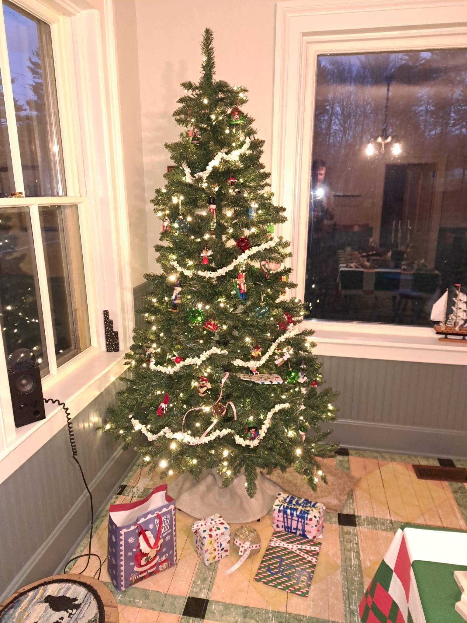 Auf dem Hinflug hatten wir noch überlegt, ob wir uns nicht doch irgendwo einen kleinen Weihnachtsbaum besorgen können... das war gar nicht nötig, denn die Gastgeber hatten uns einen hingestellt! <3<3