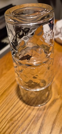 Insecte capturé entre 2 verres