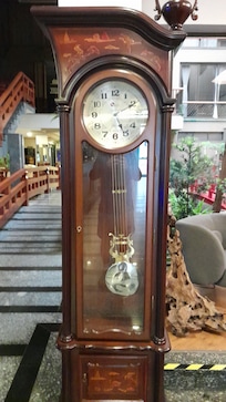 Relogio na recepção do hotel