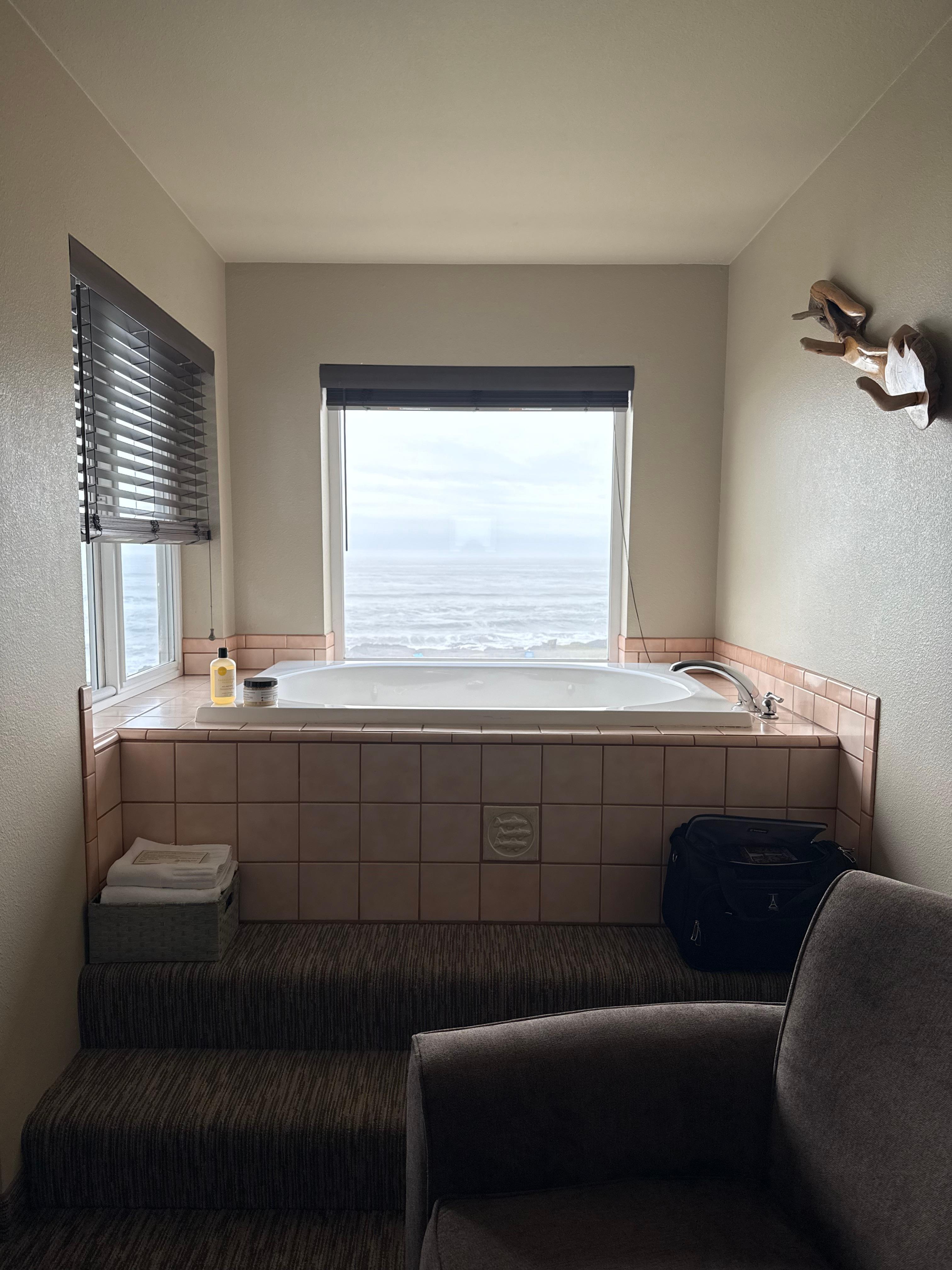 Jetted soaking tub for two