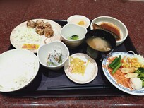 夕食は、日替わりとカレーを選択可能。