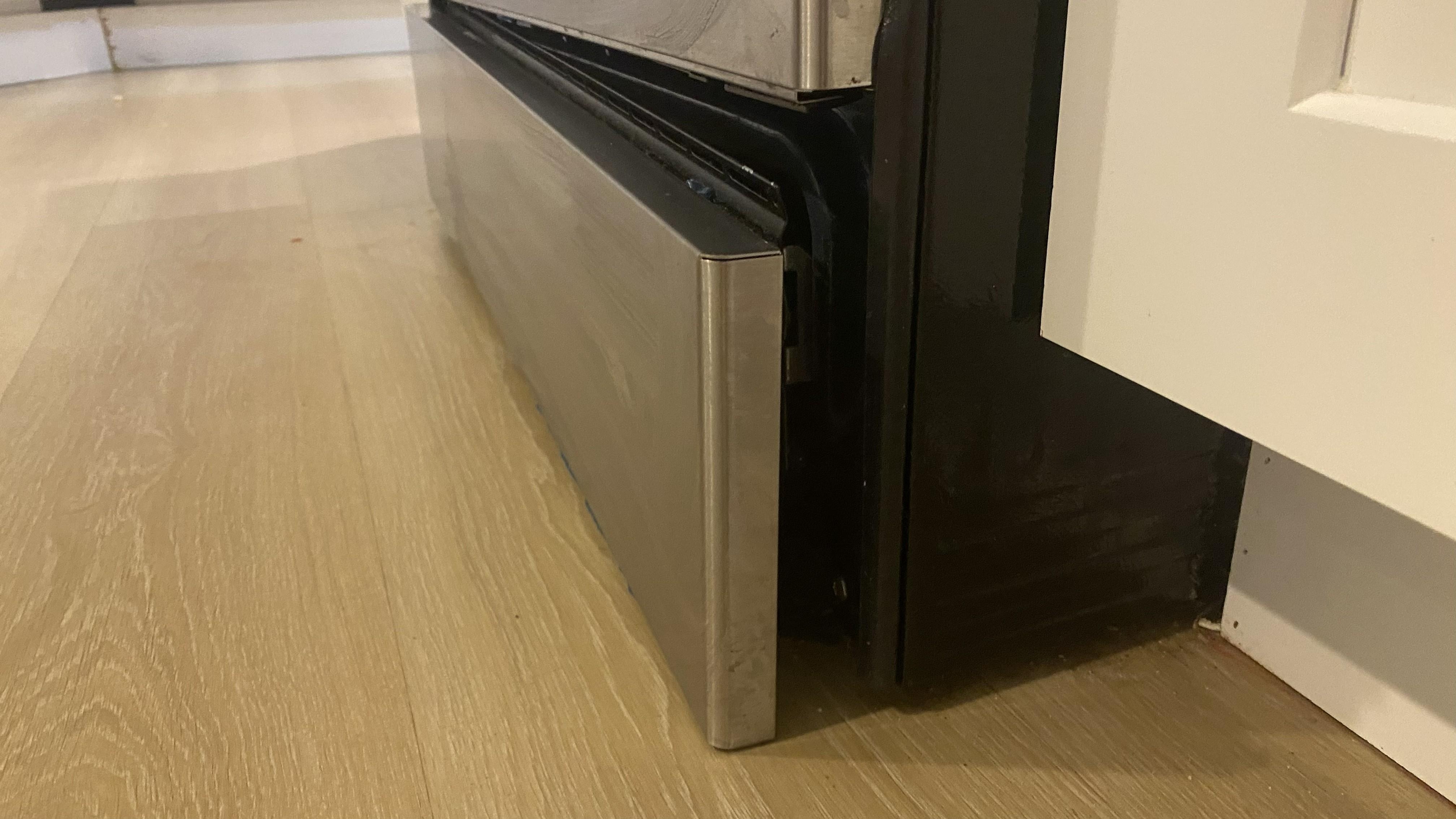 Broken drawer on the oven.