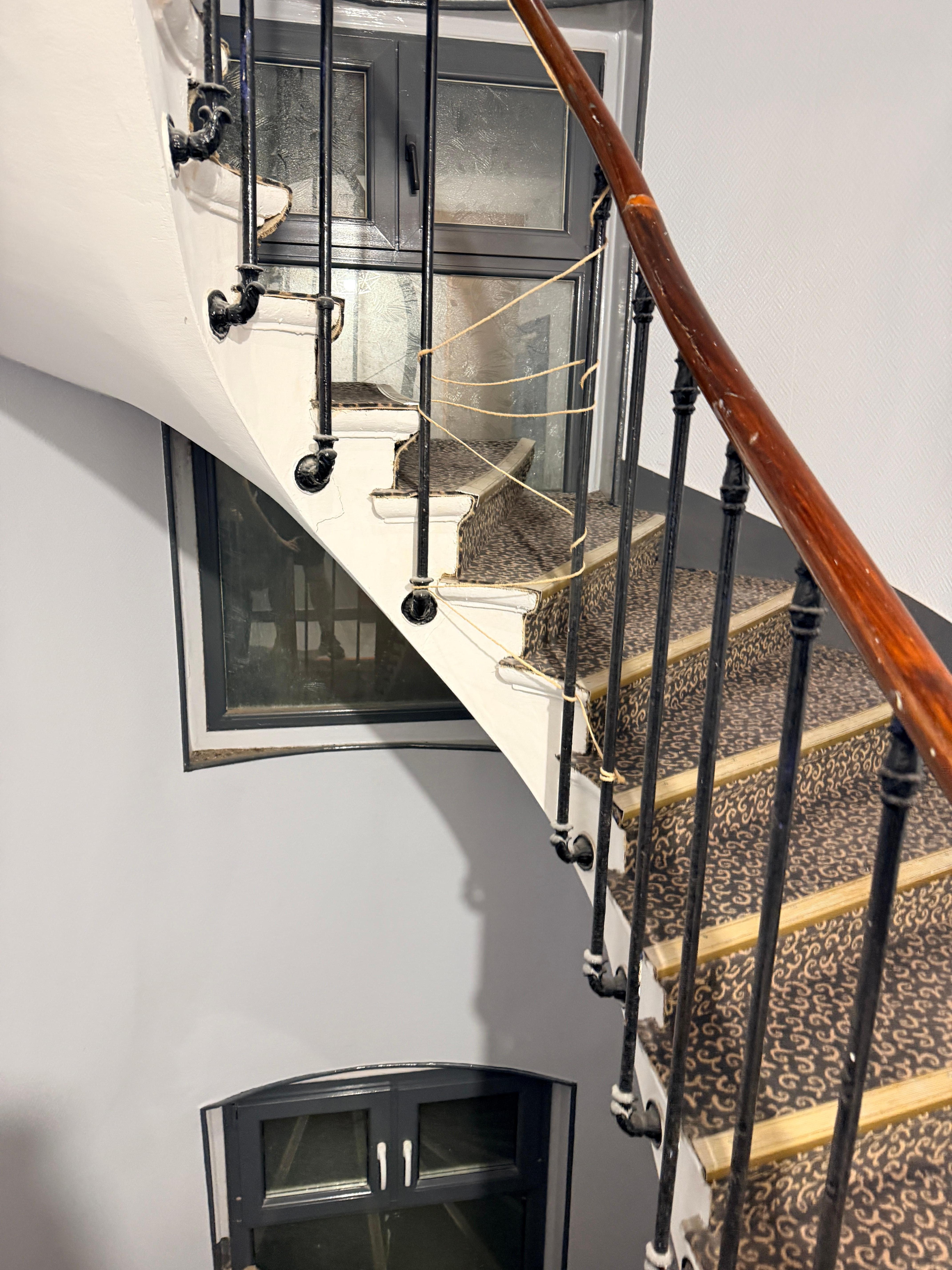 Unsafe Stairs & railings