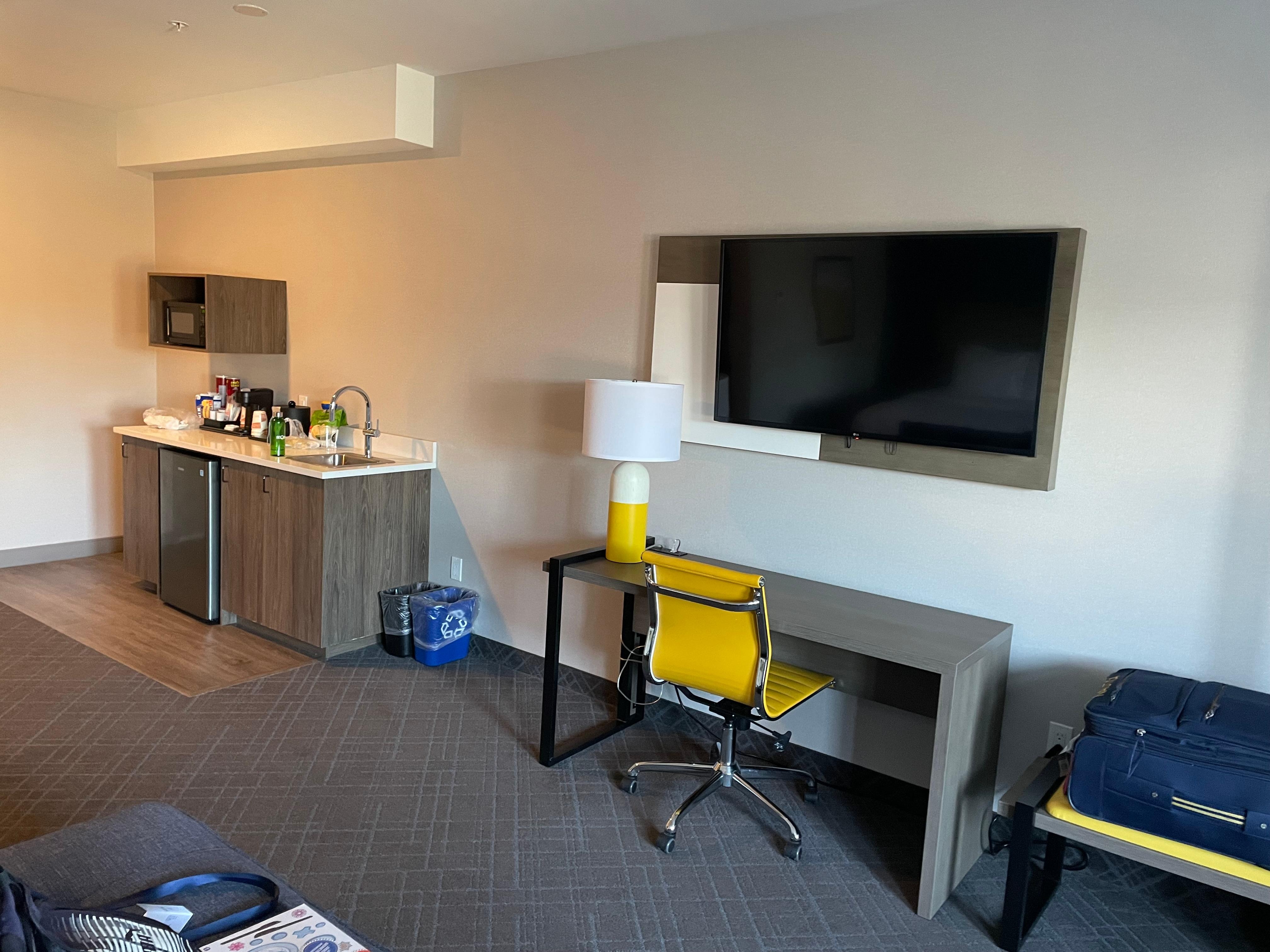 Quarto vista mesa e Tv