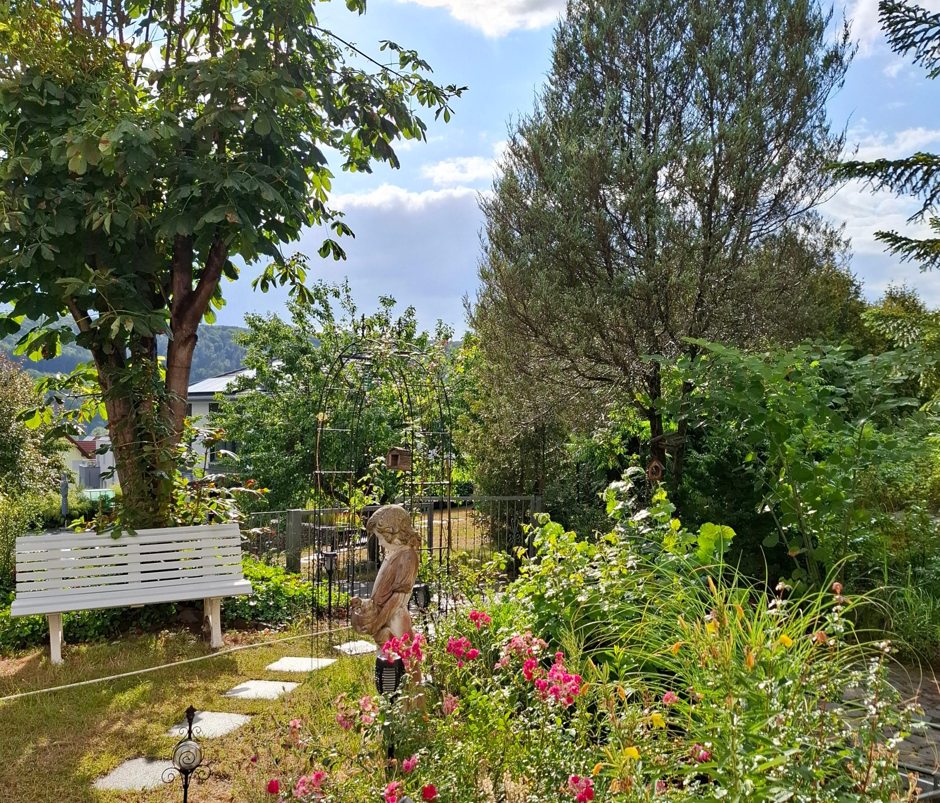 Ein sehr schöner, großer, gepflegter Garten mit Feigen-, Pfflaumen-, Kirschbaum... und eine vielzahl herrlicher Blumen.Das phaszinierte.