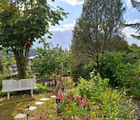 Ein sehr schöner, groĂer, gepflegter Garten mit Feigen-, Pfflaumen-, Kirschbaum... und eine vielzahl herrlicher Blumen.Das phaszinierte.