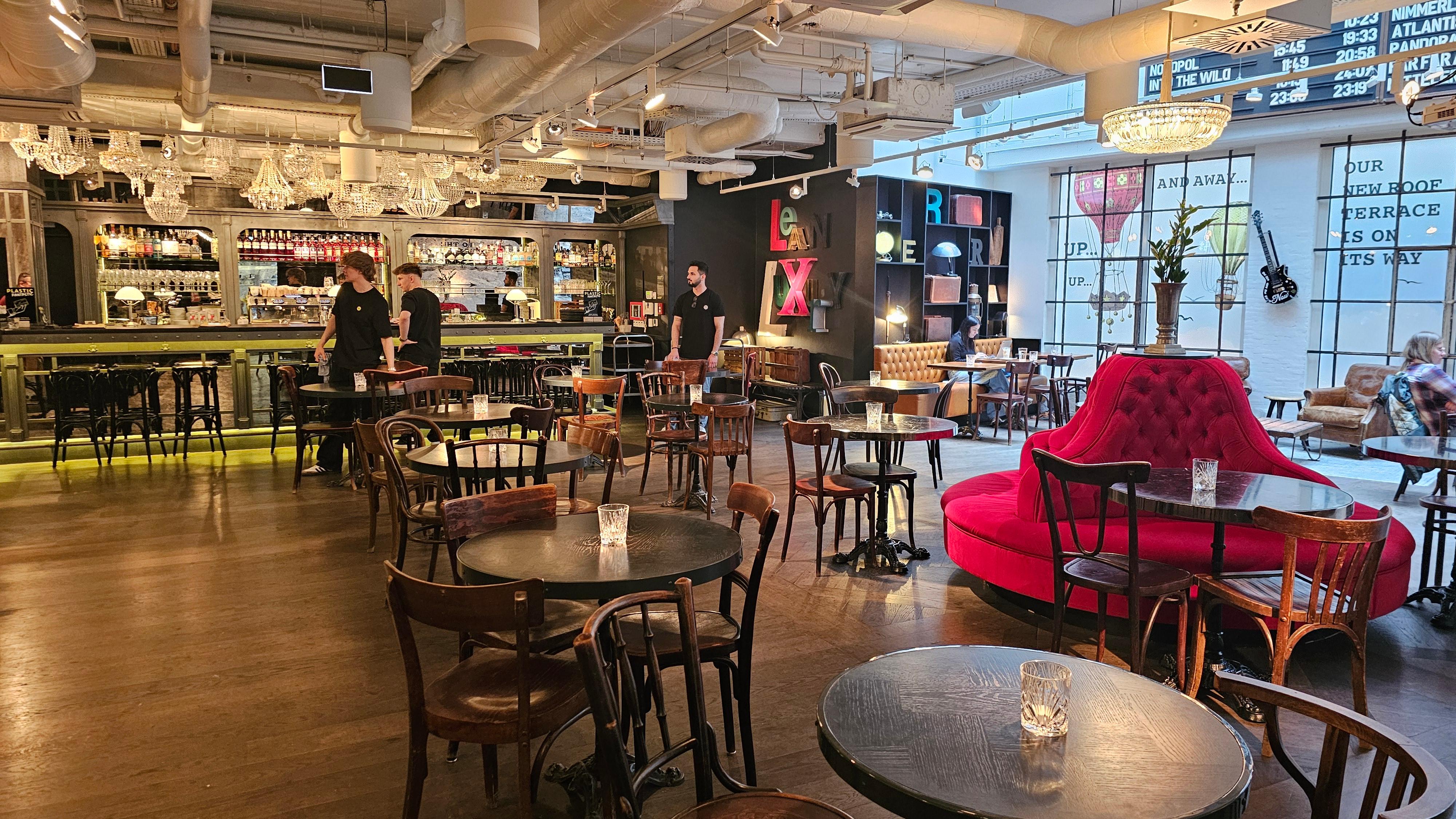 Il bar 24/24 dove si serve anche la colazione 
