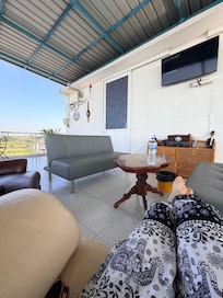 落ち着きすぎるテラスは何時間でもくつろげます。