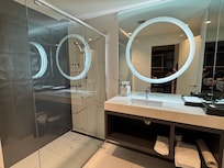 Bathroom - spacious with two shower heads