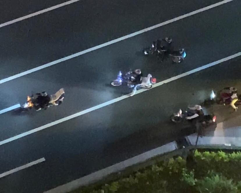 The “show” (reeving up the motorcycles) begins at 9:00 pm and it last for 2 hours. Idiots 