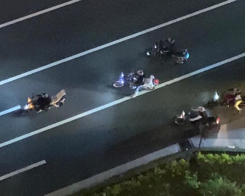 The “show” (reeving up the motorcycles) begins at 9:00 pm and it last for 2 hours. Idiots
