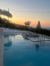 Vue sur la piscine et la mer
