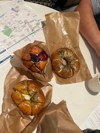 屋台で買ってホテルロビーで食後のデザートならぬパン